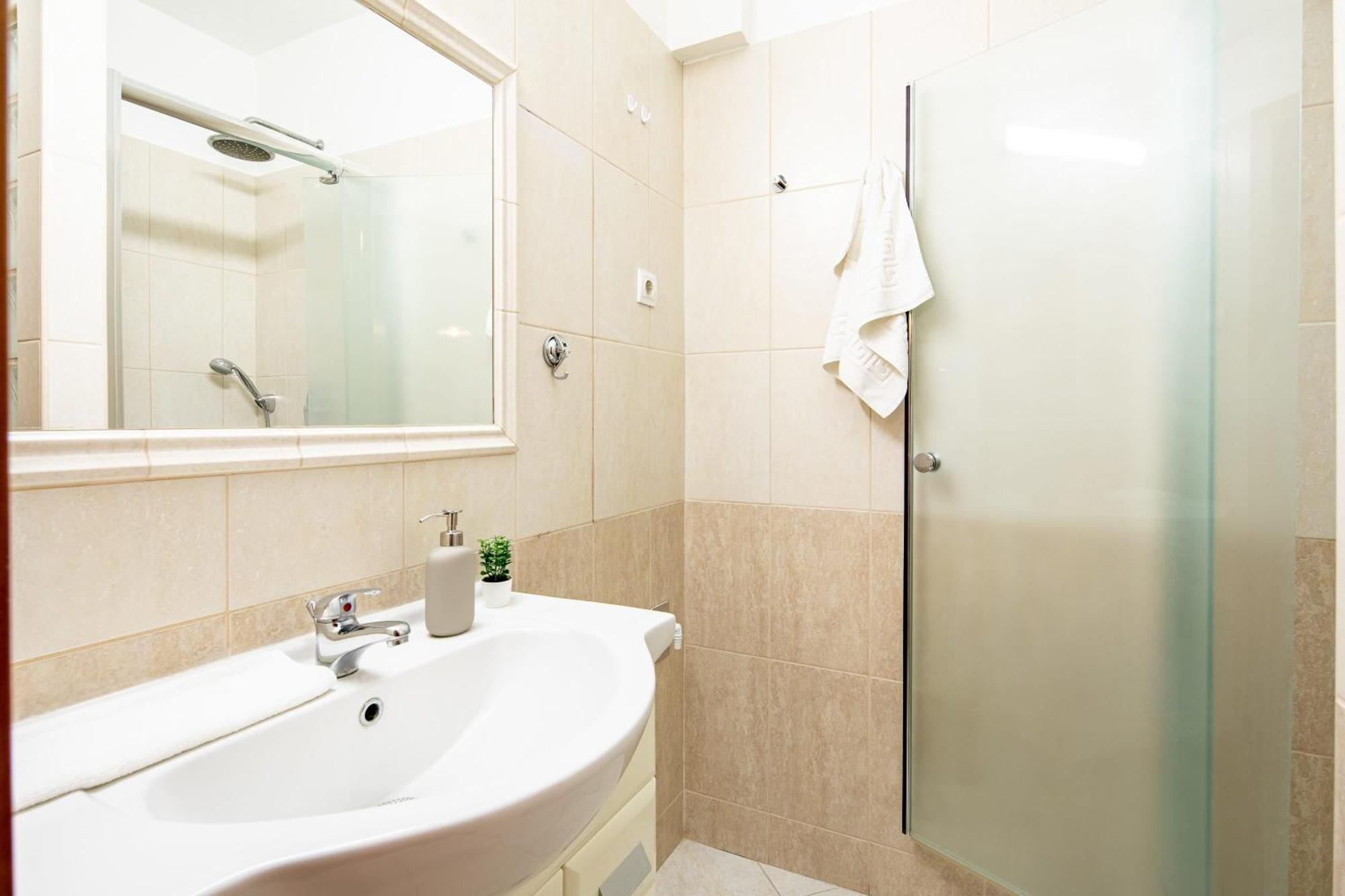 Central - Spacious - Green - Modern Apartment *